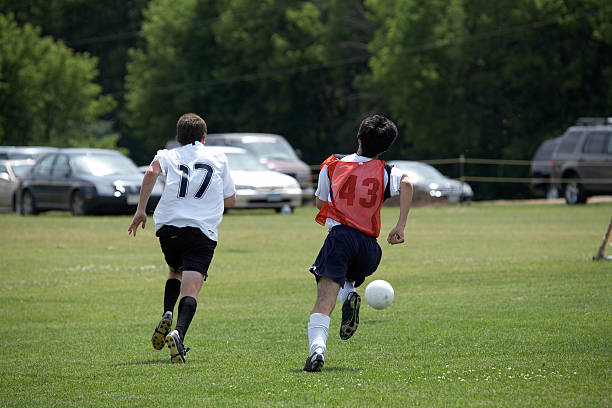 soccer players chasing ball - fußball der ersten liga 個照片及圖片檔