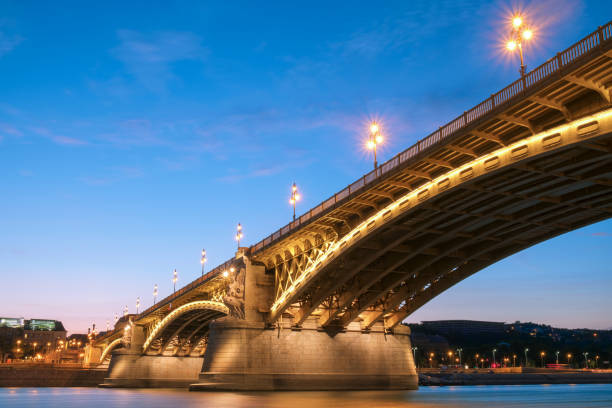 puente de margaret al atardecer en budapest - margit bridge fotos fotografías e imágenes de stock