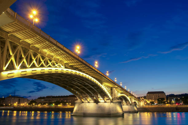 мост маргарет в сумерках в будапеште - margit bridge фотографии стоковые фото и изображения