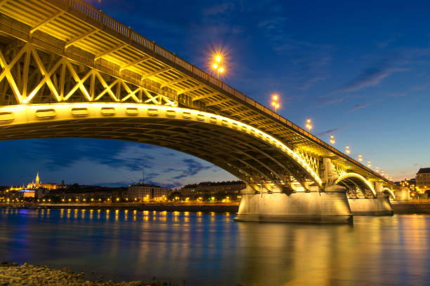 puente de margaret al atardecer en budapest - margit bridge fotos fotografías e imágenes de stock