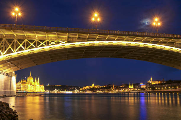 puente de margaret al atardecer en budapest - margit bridge fotos fotografías e imágenes de stock