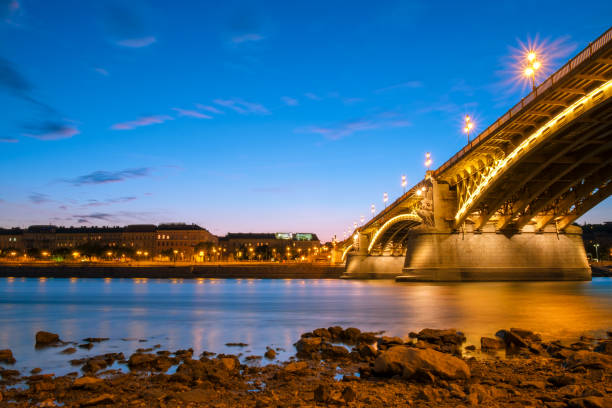 puente de margaret al atardecer en budapest - margit bridge fotos fotografías e imágenes de stock