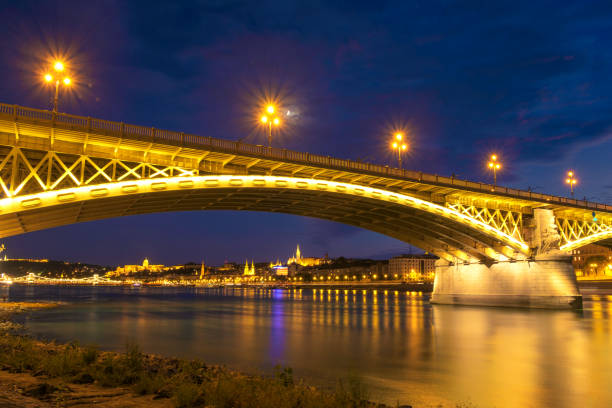 мост маргарет в сумерках в будапеште - margit bridge фотографии стоковые фото и изображения