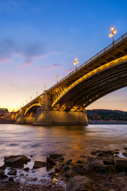 puente de margaret al atardecer en budapest - margit bridge fotos fotografías e imágenes de stock