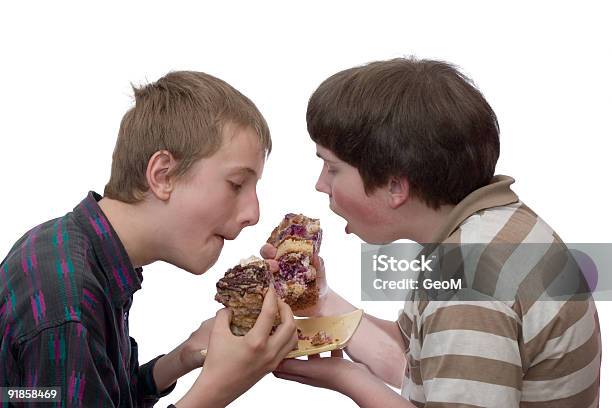 Dos Niños Foto de stock y más banco de imágenes de Tarta - Postre - Tarta - Postre, Compartir, Niño