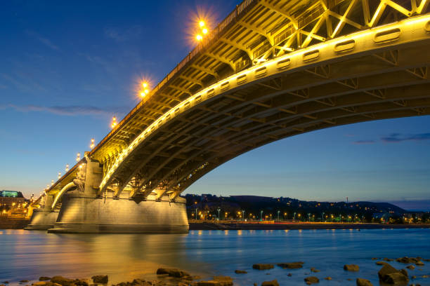 мост маргарет в сумерках в будапеште - margit bridge фотографии стоковые фото и изображения