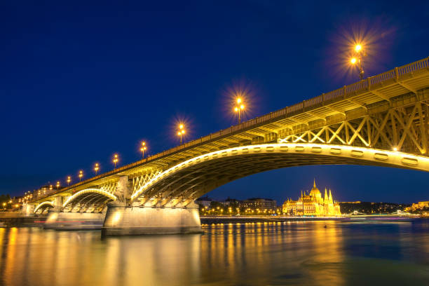 мост маргарет в сумерках в будапеште - margit bridge фотографии стоковые фото и изображения