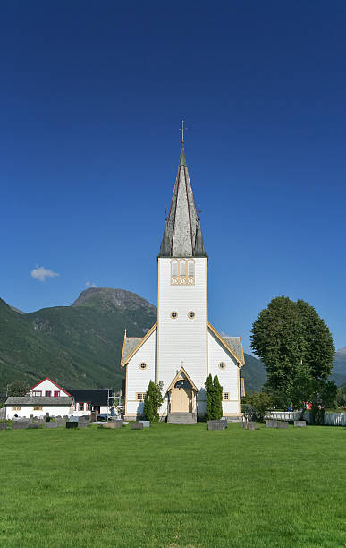 gods assembleia num dia soalheiro - scandinavian church front view norway imagens e fotografias de stock