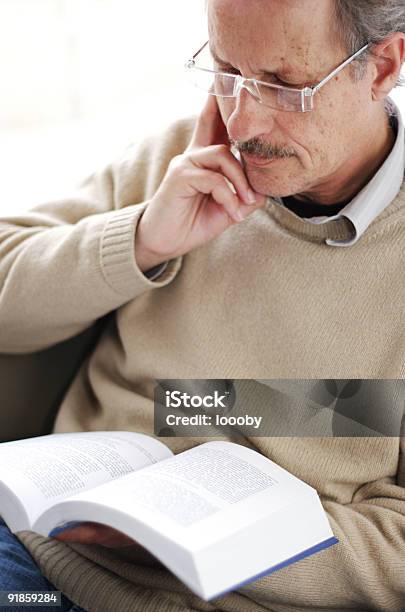 Homem De Leitura - Fotografias de stock e mais imagens de Adulto - Adulto, Aprender, Atividade