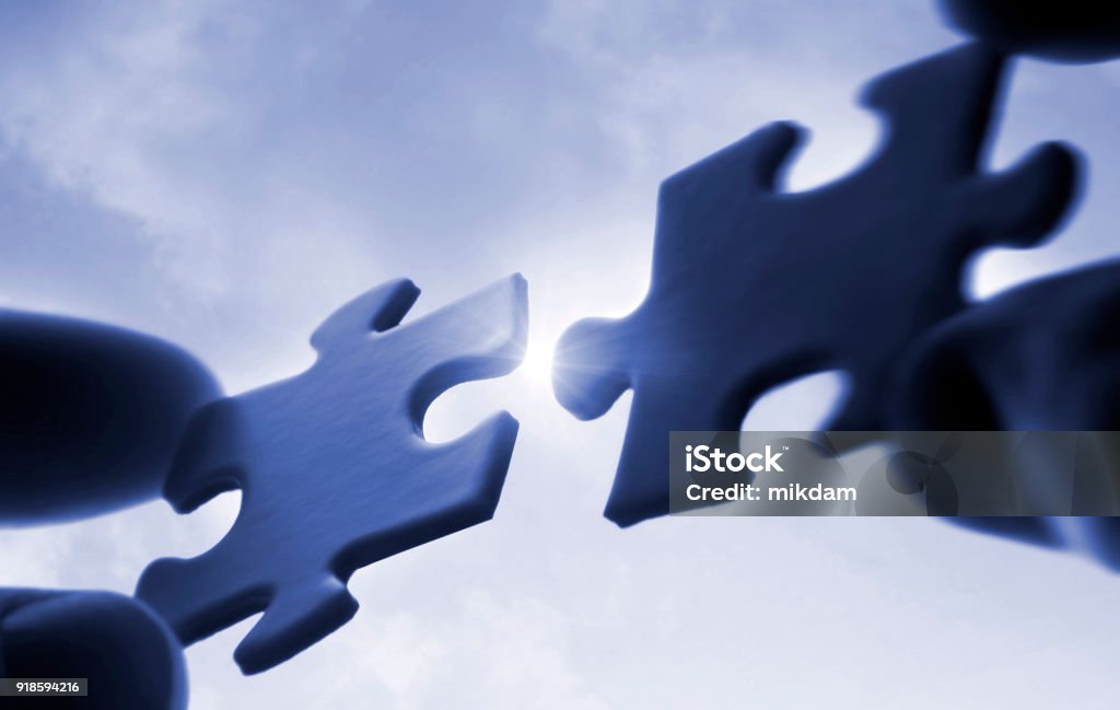 Hände, die Puzzleteile zusammenfügen - Lizenzfrei Zusammenhalt Stock-Foto