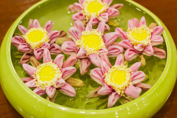 istock Pink lotus floating on green bowl 918599176