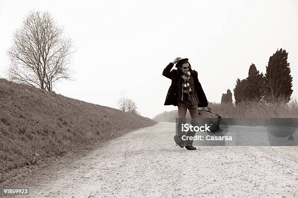 Piedi Da Nowere 2 - Fotografie stock e altre immagini di Persona di sesso maschile - Persona di sesso maschile, Camminare, Distante