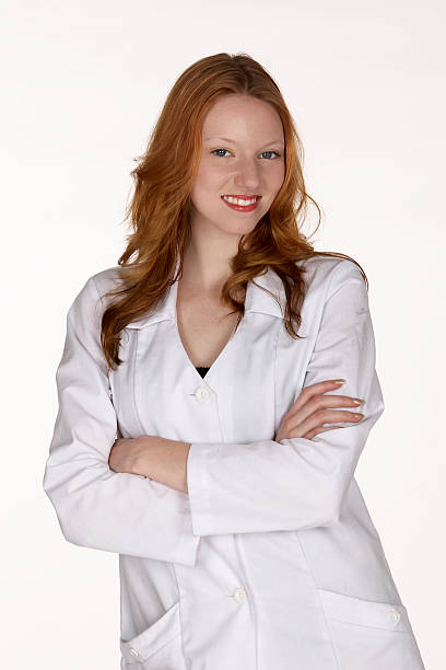 lächelnd medizinische professionellen im laborkittel mit armen gefaltet - healthcare and medicine smiling group of people lab coat stock-fotos und bilder