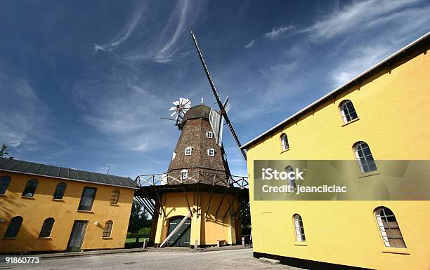 Antiguo Molino De Viento Foto de stock y más banco de imágenes de Aire libre - Aire libre, Amarillo - Color, Antigualla