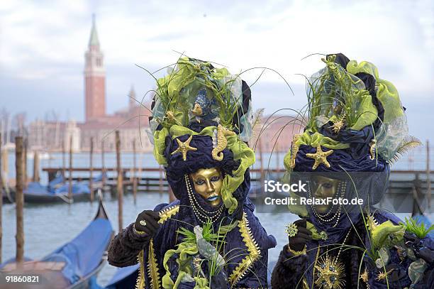 Due Belle Donne Maschere Sul Canal Grande A Venezia - Fotografie stock e altre immagini di Venezia