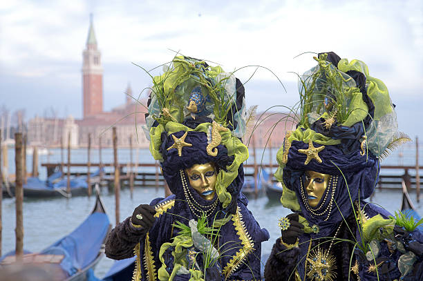 casal de bela mulher máscaras, grand canal em veneza - couple performer people venice italy imagens e fotografias de stock