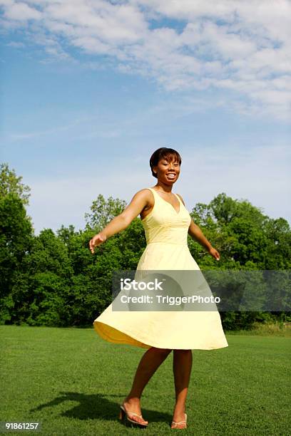 Retratos De Verão - Fotografias de stock e mais imagens de Adulto - Adulto, Ajardinado, Aluno da Universidade