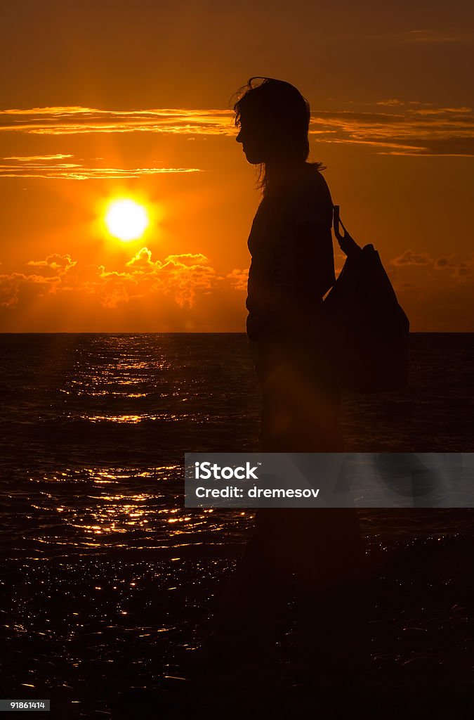 Menina viajante silhueta ao pôr do sol raios - Royalty-free Acender Foto de stock