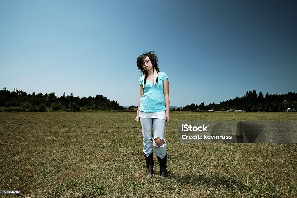 Scène fille posant dans un champ - Photo de Couleur noire libre de droits