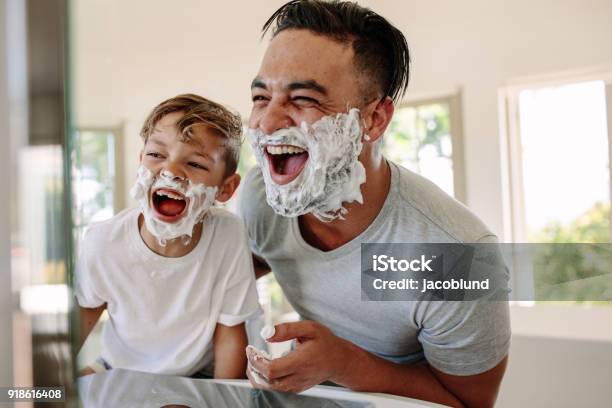 Vater Und Sohn Spaß Beim Rasieren Im Bad Stockfoto und mehr Bilder von Vater - Vater, Sohn, Kind