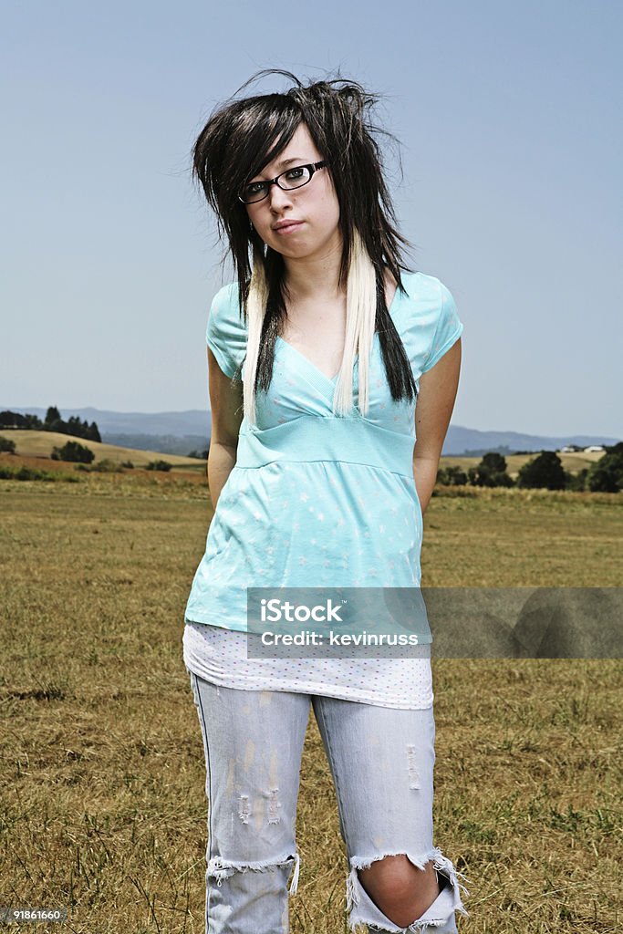 Scena ragazza in camicia blu in un grande campo - Foto stock royalty-free di Abbigliamento casual