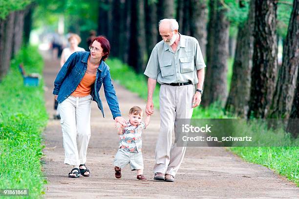 Spaziergang Im Park Stockfoto und mehr Bilder von Aktiver Lebensstil - Aktiver Lebensstil, Bewegung, Eltern