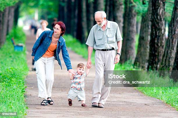 Piedi Nel Parco - Fotografie stock e altre immagini di Abbigliamento casual - Abbigliamento casual, Adulto, Allegro