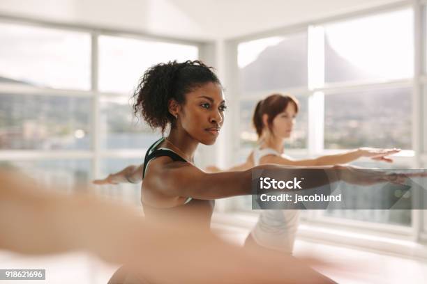 Frauen Tun Stretching Und Yoga Training Im Fitnessstudio Stockfoto und mehr Bilder von Fitnesstraining