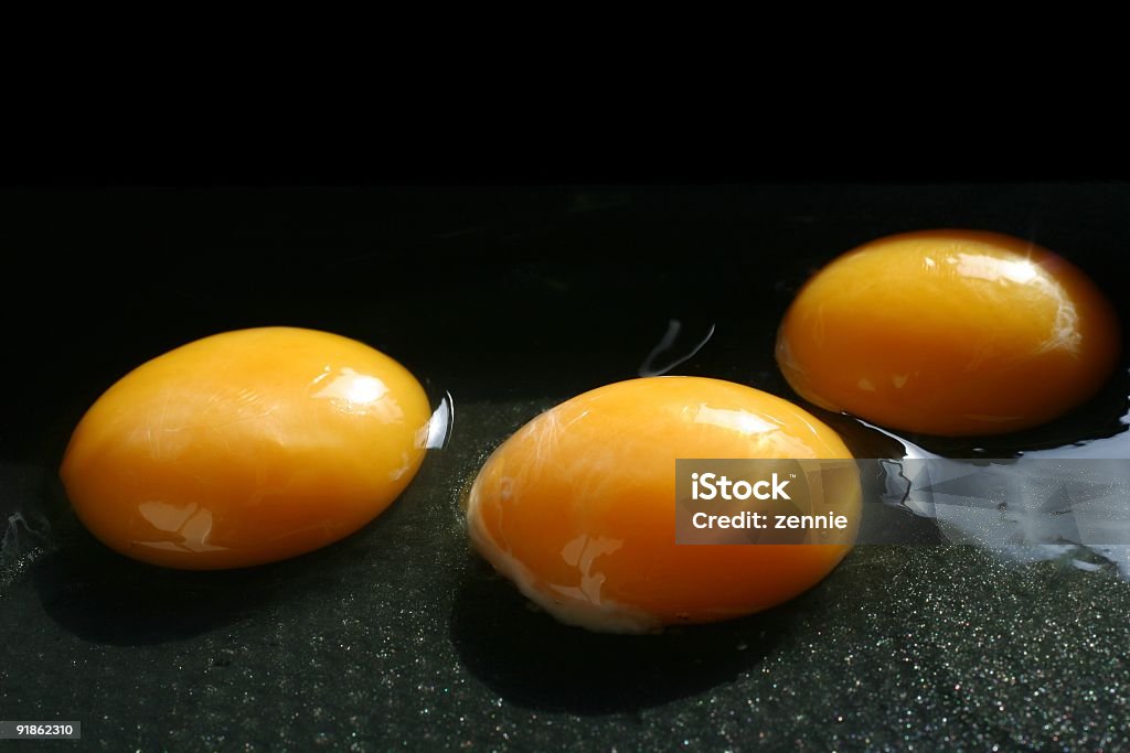 Tre uova in padella - Foto stock royalty-free di Alimentazione sana