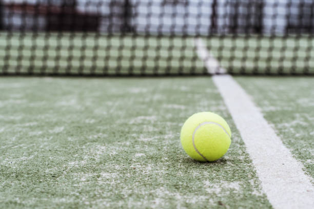 palla padel tennis su campo erba artificiale con rete - toughness surface level court tennis foto e immagini stock