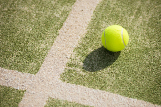 palla tennis padel su campo erba artificiale - toughness surface level court tennis foto e immagini stock
