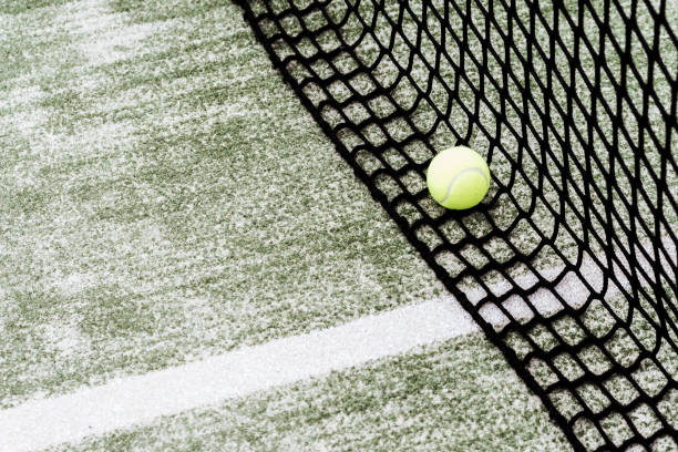palla padel tennis su campo erba artificiale con rete - toughness surface level court tennis foto e immagini stock