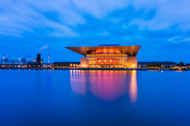 teatro dell'opera di copenaghen in danimarca al crepuscolo - copenhagen opera denmark opera house foto e immagini stock