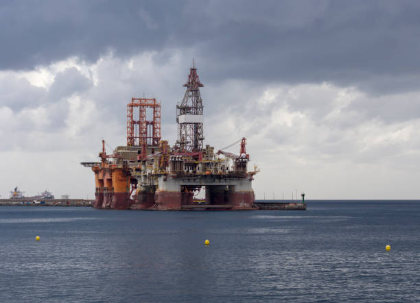 istock Oil rig in harbor with cloudy sky in background 918633578