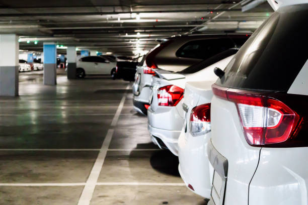 voitures dans le stationnement intérieur de garage - parking photos et images de collection