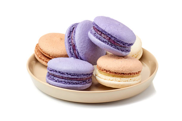 vith violett und beige platte macarons auf weiß - cookie sugar oatmeal isolated stock-fotos und bilder