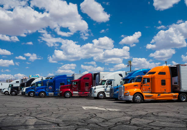 row of american trucks parked at truck stop - semi truck fotos imagens e fotografias de stock