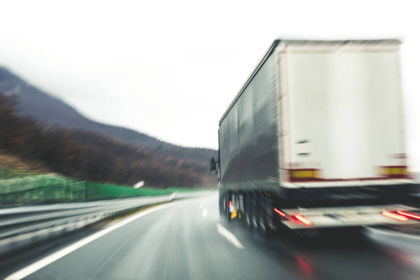 camión semi autopista - rebasar fotografías e imágenes de stock