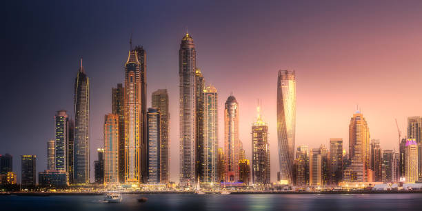 blick auf die dubai marina bucht von palm jumeirah, vereinigte arabische emirate - dubai beach hotel skyline stock-fotos und bilder