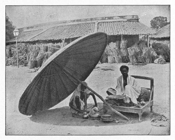 brahmán y asistente en benares, india - era británica - parasol umbrella asian ethnicity asian culture fotografías e imágenes de stock