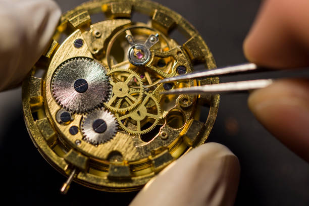 시계는 그의 워크샵에 기계식 시계를 수리 - watch maker work tool watch equipment 뉴스 사진 이미지