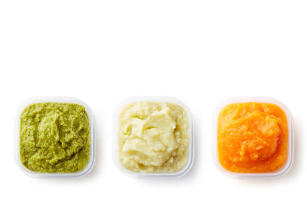 上から白で隔離赤ちゃんピューレの 3 つのコンテナー - soup zucchini spinach cream ストックフォトと画像