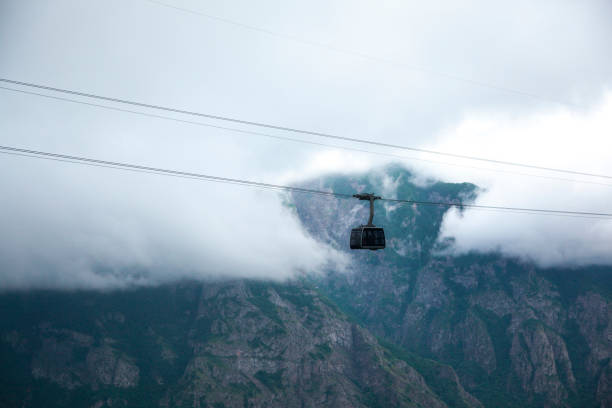 istock Cable car with fog at high altitude 918695152