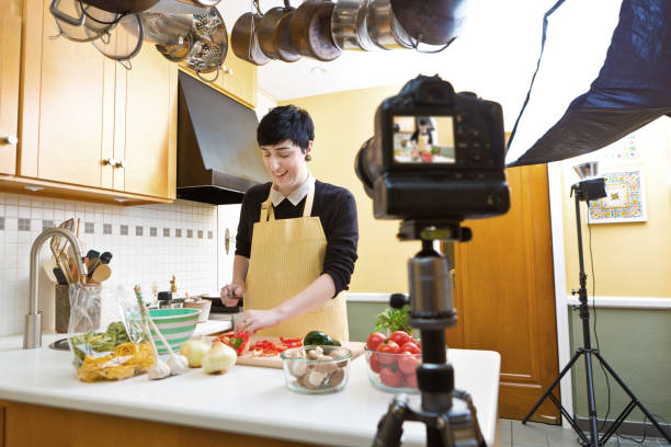 milenaria video blogging blogs tutorial demostración en hogar cocina de cocina - home video camera women videographer digital video camera fotografías e imágenes de stock