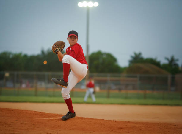 lançador de liga de beisebol jovem - boys playing baseball - fotografias e filmes do acervo