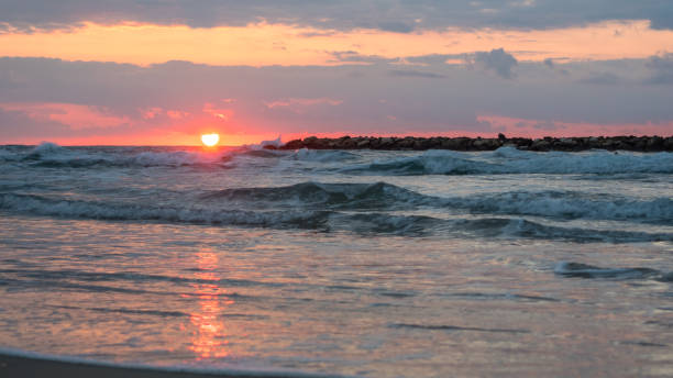 背景に色鮮やかな夕焼けと地中海の波 - sailboat sunset tel aviv sea ストックフォトと画像