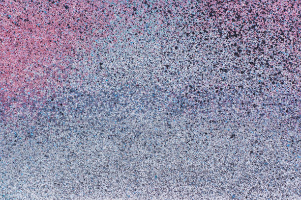 spruzzi di vernice aerosol colorata su una superficie metallica. sfondo, trama - water splashing spray drop foto e immagini stock