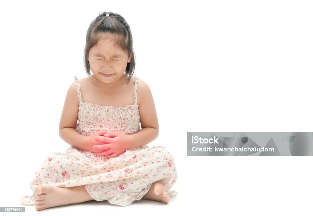 niños asiáticos sufren de dolor de estómago aislado en blanco - Foto de stock de Dolor de estómago libre de derechos