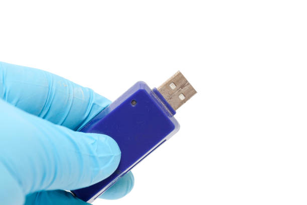 de la mano en guante azul con memoria usb sobre fondo blanco - usb cable stick usb flash drive pendrive fotografías e imágenes de stock