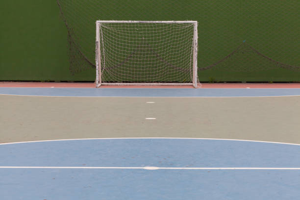 campo futsal all'aperto in giornata di sole in thailandia - futsal indoors soccer ball soccer foto e immagini stock